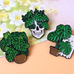 Emaliowana przypinka z motywem Monstery | Uroczy znaczek | Przypinka do klapy | Przypinka do kołnierzyka | Dodatek do broszki | Zestaw przypinek emaliowanych | Prezent dla niej/niego