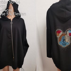 Könnte beinhalten: Schwarzer Kapuzenpullover mit durchgehendem Reißverschluss und Kordelzug am Saum. Auf der Rückseite befindet sich ein Mickey Mouse-Design aus Strass. Der Text auf dem Bild lautet: Größe 50-54, Schulter 75cm, Länge 76-84cm, 95% Viskose 5% Elasthan.