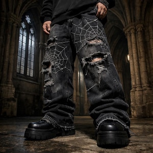 Pode incluir: Jeans pretos com detalhes desgastados e bordado de teia de aranha branca. Os jeans t&ecirc;m um corte de perna larga e s&atilde;o combinados com botas de plataforma pretas. O estilo &eacute; ousado e g&oacute;tico.