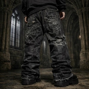Pode incluir: Jeans pretos com bordado de teia de aranha branca e detalhes desgastados. Os jeans t&ecirc;m um corte folgado e s&atilde;o combinados com botas de plataforma pretas. O fundo mostra um interior g&oacute;tico com janelas arqueadas.
