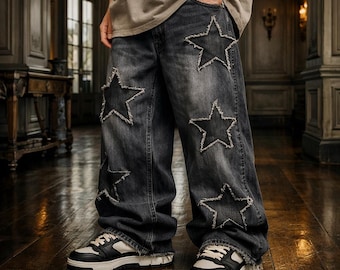 Calça jeans masculina streetwear de luxo, estilo vintage, lavada e folgada, com patchwork de estrelas desgastadas.