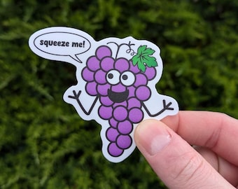 Pegatina de vinilo impermeable con un divertido juego de palabras sobre uvas: "¡Apriétame!"
