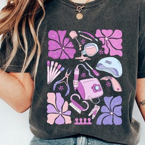 T-shirt met grafische print voor nagelstylisten, kleurrijk T-shirt voor schoonheidssalons, unisex