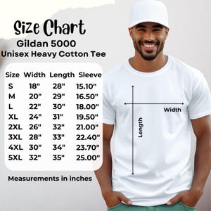 K&ouml;nnte beinhalten: Ein wei&szlig;es Gildan 5000 Unisex Heavy Cotton T-Shirt wird gezeigt. Eine Gr&ouml;&szlig;entabelle zeigt Ma&szlig;e in Zentimetern: Breite von 45,7 cm bis 81,3 cm, L&auml;nge von 71,1 cm bis 88,9 cm und &Auml;rmel von 38,4 cm bis 63,5 cm. Gr&ouml;&szlig;en von S bis 5XL.