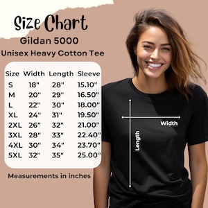 K&ouml;nnte beinhalten: Eine Gr&ouml;&szlig;entabelle f&uuml;r ein Gildan 5000 Unisex Heavy Cotton Tee. Die Tabelle zeigt die Ma&szlig;e in Zoll f&uuml;r die Gr&ouml;&szlig;en S bis 5XL, einschlie&szlig;lich Breite, L&auml;nge und &Auml;rmell&auml;nge. Das Bild zeigt auch eine Person, die ein schwarzes T-Shirt tr&auml;gt.