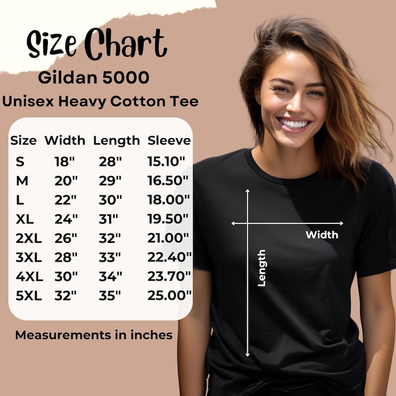 K&ouml;nnte beinhalten: Eine Gr&ouml;&szlig;entabelle f&uuml;r ein Gildan 5000 Unisex Heavy Cotton Tee. Die Tabelle zeigt die Ma&szlig;e in Zoll f&uuml;r die Gr&ouml;&szlig;en S bis 5XL, einschlie&szlig;lich Breite, L&auml;nge und &Auml;rmell&auml;nge. Das Bild zeigt auch eine Person, die ein schwarzes T-Shirt tr&auml;gt.