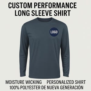 Pode incluir: Uma camisa de manga comprida azul marinho com o texto "CUSTOM PERFORMANCE LONG SLEEVE SHIRT" no topo. A camisa tem um logotipo circular no peito. A parte inferior da camisa diz "MOISTURE WICKING PERSONALIZED SHIRT 100% POLYESTER DE NUEVA GENERACI&Oacute;N".