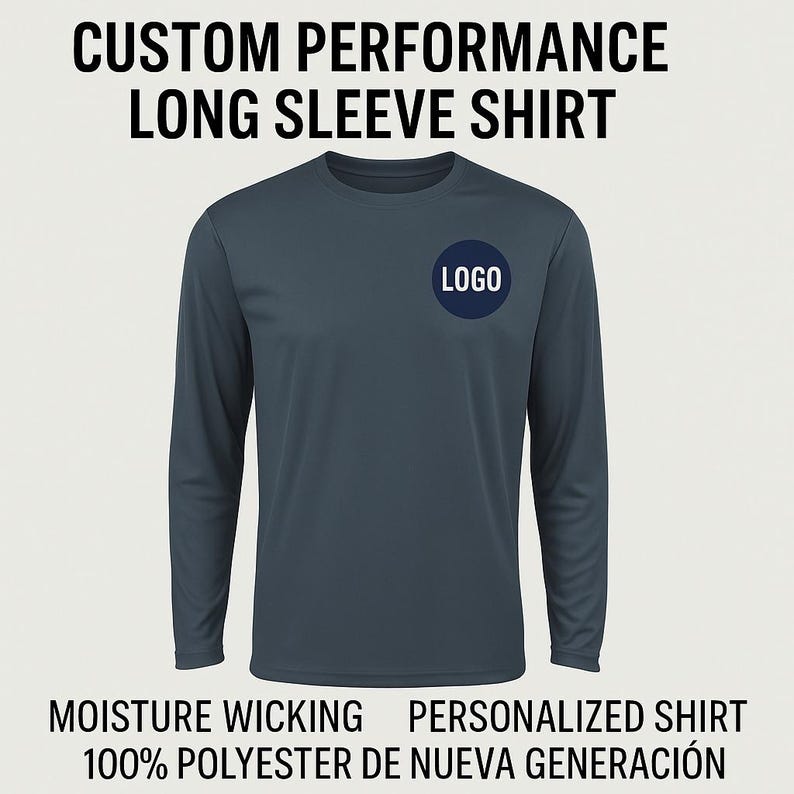 Pode incluir: Uma camisa de manga comprida azul marinho com o texto "CUSTOM PERFORMANCE LONG SLEEVE SHIRT" no topo. A camisa tem um logotipo circular no peito. A parte inferior da camisa diz "MOISTURE WICKING PERSONALIZED SHIRT 100% POLYESTER DE NUEVA GENERACI&Oacute;N".