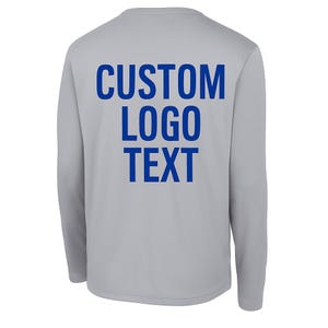 Pode incluir: Uma camisa cinza claro de manga comprida com o texto azul "CUSTOM LOGO TEXT" impresso nas costas. A camisa tem gola redonda e mangas compridas, adequada para v&aacute;rias atividades.