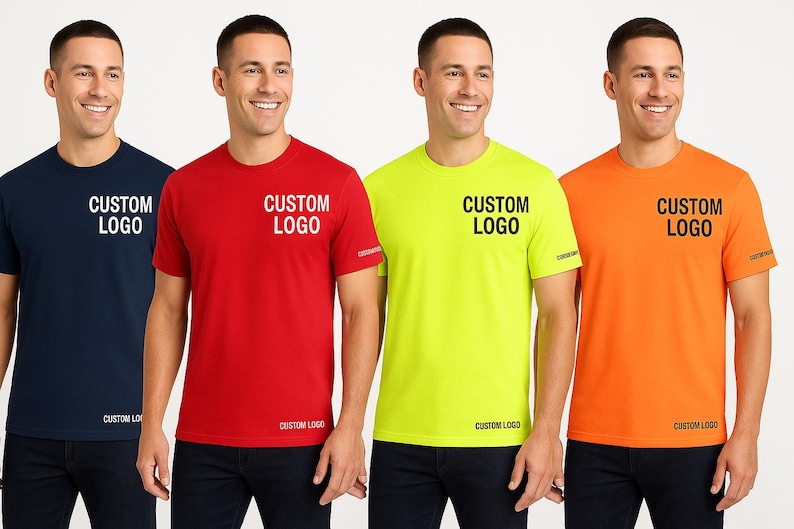 K&ouml;nnte beinhalten: Vier kurz&auml;rmelige T-Shirts in Marineblau, Rot, Neongelb und Orange. Jedes Shirt tr&auml;gt den Text "CUSTOM LOGO" auf der Brust und am unteren Saum. Die Shirts werden von einer Person getragen.