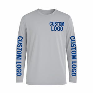 Pode incluir: Uma camisa cinza claro de manga comprida com o texto "CUSTOM LOGO" impresso em azul na parte superior do peito e nas mangas. A camisa tem gola redonda e &eacute; feita de um material liso, provavelmente sint&eacute;tico.