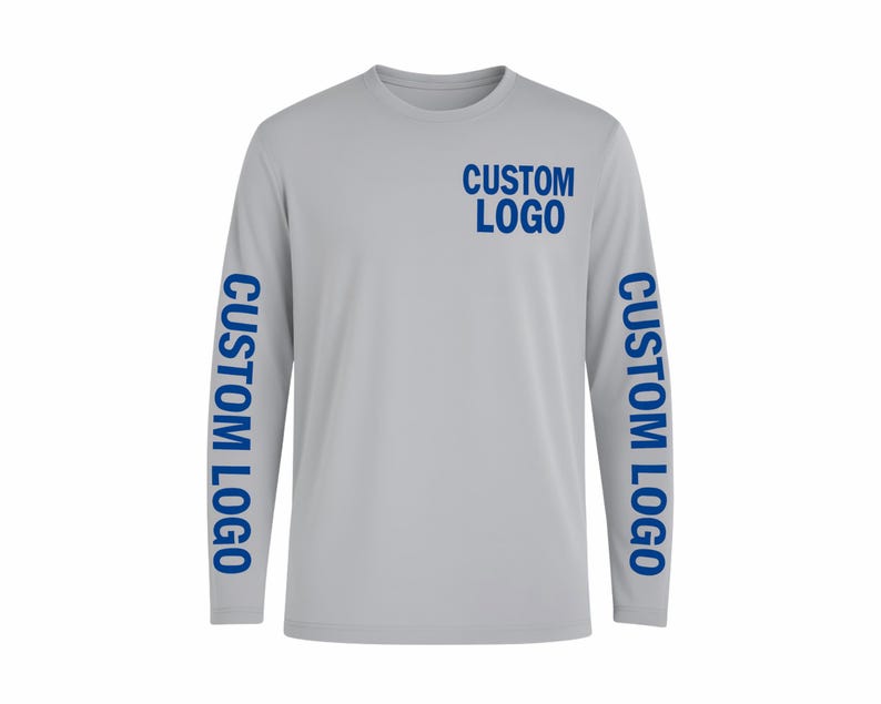 Pode incluir: Uma camisa cinza claro de manga comprida com o texto "CUSTOM LOGO" impresso em azul na parte superior do peito e nas mangas. A camisa tem gola redonda e &eacute; feita de um material liso, provavelmente sint&eacute;tico.