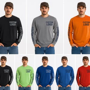 Pode incluir: Uma cole&ccedil;&atilde;o de camisas de manga comprida em v&aacute;rias cores, incluindo preto, cinza, laranja, verde, azul e vermelho. Cada camisa apresenta o texto "CUSTOM LOGO" no peito e "CUSTOM1000" na manga. Os modelos usam bon&eacute;s de beisebol e jeans.