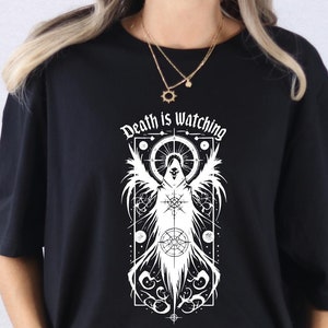 Schatten des Sensenmannes Shirt, der Tod beobachtet T-Shirt, Gothic Sensenmann Sweatshirt, Dark Academia Shirt, Shinigami T-Shirt, Anime Geschenk