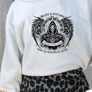 Schatten des Sensenmannes Shirt, der Tod beobachtet Hoodie, Gothic dunkel ästhetisches Sweatshirt, Sensenmann-T-Shirt, Anime inspiriertes Geschenk für ihn sie