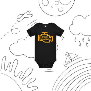 チェックエンジンおむつベビーワンピースボディスーツ幼児用Tシャツ | 面白いメカニック妊娠発表 | 面白い車の服 | お父さんのおむつ交換