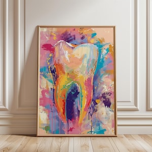 Könnte beinhalten: Ein gerahmtes, farbenfrohes abstraktes Gemälde eines Zahns. Das Kunstwerk zeigt einen Zahn in Gelb-, Orange- und Rosatönen mit einem Hintergrund aus leuchtenden Blau-, Lila- und Gelbtönen. Das Gemälde wird auf einem Holzboden ausgestellt.