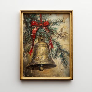 以下が含まれることがあります： 松の枝に吊るされた、金色の鐘の額装絵画。赤いリボンには雪の結晶模様が施されています。絵画は金色のフレームで、ヴィンテージ感があります。
