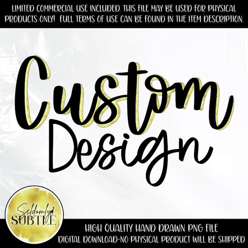 K&ouml;nnte beinhalten: Schwarz-goldene Grafik "Custom Design". Das Wort "Custom" ist in einer gro&szlig;en, eleganten Schriftart mit goldenem Umriss geschrieben. Das Wort "Design" steht in einer &auml;hnlichen Schriftart unter "Custom". Ein kreisf&ouml;rmiges Logo mit dem Text "Seldomly Subtle" befindet sich unten links.