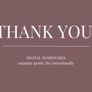 Puede incluir: Gr&aacute;fico de productos digitales para el hogar sobre un fondo malva. Las palabras "THANK YOU!" est&aacute;n en letras may&uacute;sculas blancas grandes sobre una l&iacute;nea horizontal blanca. Debajo, el texto dice "DIGITAL HOMEWARES organize gently. live intentionally."