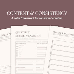 Puede incluir: Tres p&aacute;ginas de planificador blancas con texto marr&oacute;n oscuro sobre un fondo marr&oacute;n oscuro. Las p&aacute;ginas se titulan Content & Consistency, Quarterly Strategy Snapshot y Weekly Social Media Planner, con varias secciones para planificar contenido.