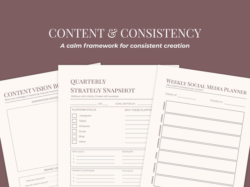 Puede incluir: Tres p&aacute;ginas de planificador blancas con texto marr&oacute;n oscuro sobre un fondo marr&oacute;n oscuro. Las p&aacute;ginas se titulan Content & Consistency, Quarterly Strategy Snapshot y Weekly Social Media Planner, con varias secciones para planificar contenido.
