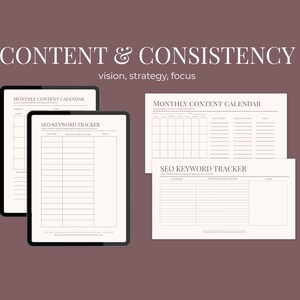 Puede incluir: Dos tabletas negras muestran un "Calendario de contenido mensual" y un "Seguimiento de palabras clave SEO" sobre un fondo marr&oacute;n. Tambi&eacute;n se ve un "Calendario de contenido mensual" y un "Seguimiento de palabras clave SEO" impresos. El texto "CONTENT & CONSISTENCY" y "vision, strategy, focus" est&aacute;n en la parte superior.