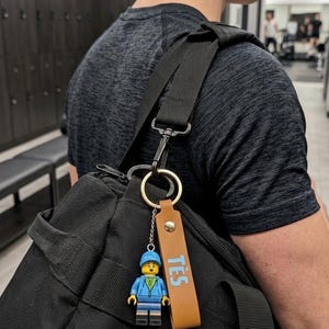 Portachiavi LEGO® Personalizzato con Scritta Dialetto "TÈS" – Gadget Ironico in Similpelle e Omino – Regalo Reggiano, Accessorio Zaino