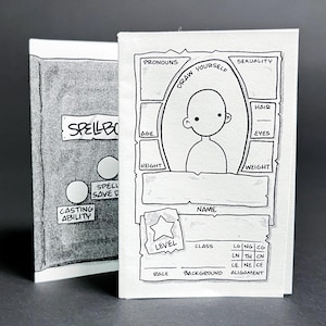 Pode incluir: Um livro de feitiços e uma folha de personagem desenhados à mão em branco. A capa do livro de feitiços diz "SPELLBOOK" com círculos e texto abaixo. A folha de personagem tem instruções como "Desenhe-se", "Nome", "Idade", "Altura" e "Peso".