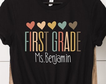 Camiseta de maestro/a de primer grado, camiseta personalizada de primer grado, camiseta de regreso a clases, camiseta personalizada de primer grado, camiseta de escuela primaria