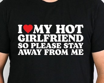 Amo a mi novia sexy, así que por favor aléjate de mí, camiseta del día de San Valentín, camiseta divertida del día de San Valentín, camiseta divertida del amor, pareja a juego