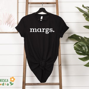 Pu&ograve; includere: Maglietta nera con la parola "margs." stampata in bianco sul davanti.