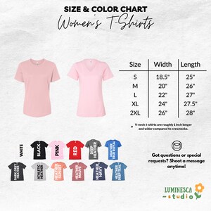 Pu&ograve; includere: Tabella delle taglie per t-shirt da donna con misure in pollici. La tabella mostra la taglia, la larghezza e la lunghezza delle magliette nelle taglie S, M, L, XL e 2XL. La tabella include anche una nota che indica che le t-shirt a collo a V sono circa 1 pollice pi&ugrave; lunghe e pi&ugrave; larghe rispetto alle t-shirt a collo rotondo.