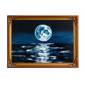Puede incluir: Una pintura al óleo en un marco dorado ornamentado que representa una luna llena centrada en un cielo nocturno azul oscuro. La luna proyecta un reflejo blanco y azul claro sobre las olas texturizadas del océano azul oscuro.
