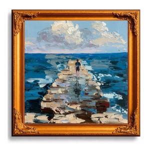 以下が含まれることがあります： 装飾的な金色のフレームに入った油絵で、白い雲が浮かぶ空の下、深い青色の海に突き出た石造りの桟橋に立つ人物が描かれています。質感のある筆致が、水面、桟橋、そして地平線を表現しています。