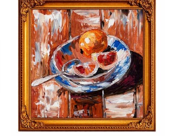 Puede incluir: Una pintura al óleo en un marco dorado ornamentado que representa un cuenco con una naranja entera y dos rodajas de cítricos. La obra utiliza pinceladas gruesas y visibles en tonos naranja, azul, blanco y marrón para crear textura.