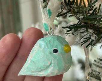 Ornement de Noël oiseau en bois sculpté : décoration de chalet côtier aqua
