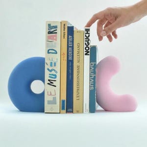 カラフルなブックエンド｜オフィスの棚の装飾や図書館用のブックオーガナイザー｜Benga Studioデザイン、STIMULOコレクション