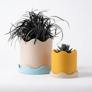 Kruka med dräneringssystem finns i 13 färger, tillverkad av biopolymer - designad av BENGA Studio för Panorama-kollektionen