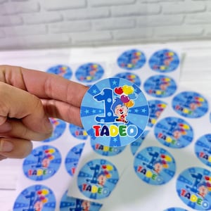 Gepersonaliseerde verjaardagsstickers met circusclown-thema, 4,7 cm grote stickers met aangepaste naam en leeftijd, kleurrijke feestartikelen met carnavals thema, ronde stickers