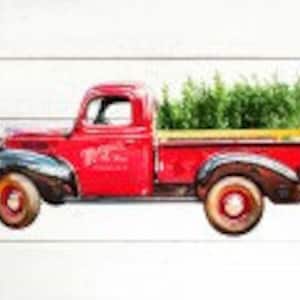 Peut inclure: Un camion rouge vintage avec une benne en bois transportant un sapin de Noël vert.