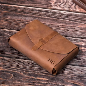 Handgemaakte leren boekhoes, gegraveerde boekhoes, etui boekbeschermer, boekomslag met monogram, leren boekenkast, boekomslag op aangepast formaat