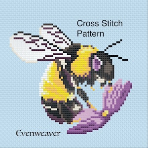 Puede incluir: Patrón de punto de cruz de un abejorro con rayas negras y amarillas, aterrizando en una flor morada. El patrón se titula "Cross Stitch Pattern" y "Evenweaver".