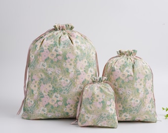 Sacchetti regalo con fiori ad acquerello verdi: confezioni regalo in tessuto ecologico e riutilizzabile, ideali per la festa della mamma.