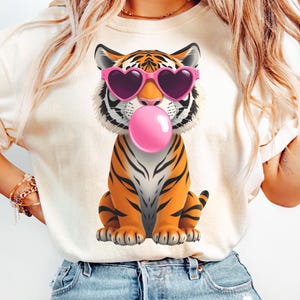 Tigre mignon PNG, conception de chemise fille animaux Safari, clipart animaux de la jungle rétro, bubble-gum tigre PNG, sublimation de chemise drôle pour enfants