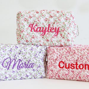 Handgemaakte gewatteerde make-uptas, gepersonaliseerde make-uptas met bloemen, geborduurd cadeau voor haar, cadeau bruidsmeisje, make-uptasje voor reizen, toilettassen