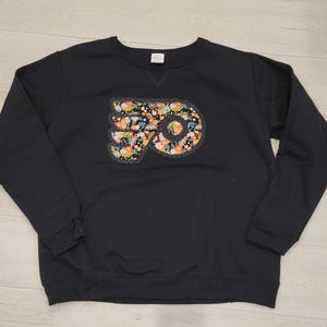 Upcycled schwarze Philadelphia Flyers Sweatshirt mit Blumenapplikation | Maßgeschneiderte NHL Fan Bekleidung