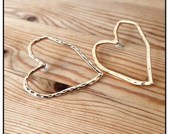 Pendientes de corazón chapados en oro: diseño de metal forjado, joyas llamativas de gran tamaño.