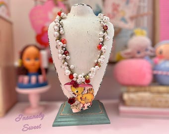 Collar de estilo vintage kitsch con forma de chica