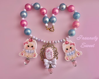 Collar con camafeo de perlas y gatitos kawaii